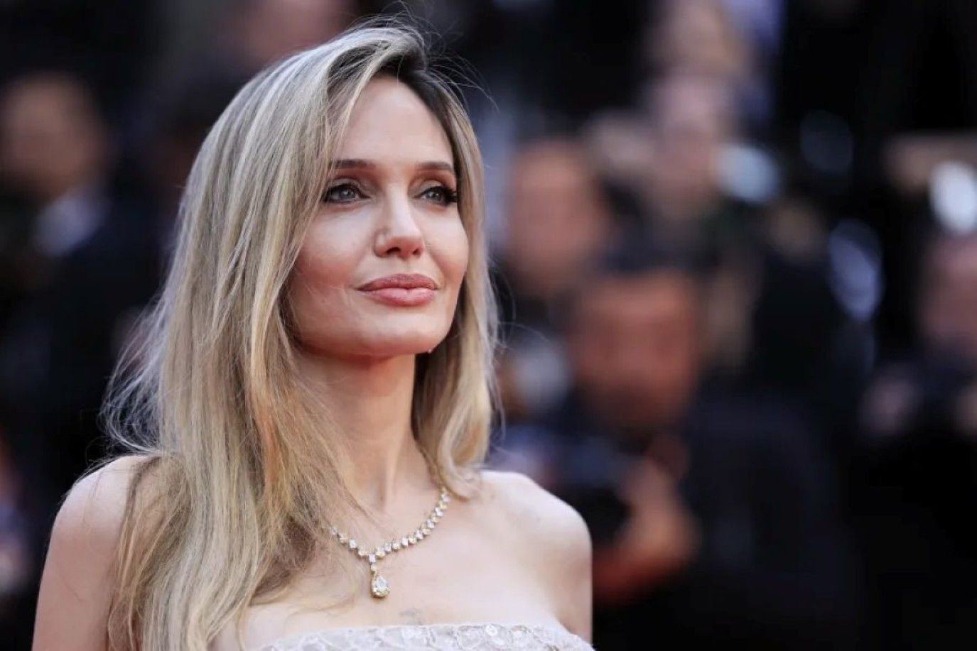 أنجلينا جولي تلفت الأنظار خلال حضورها عرض أحدث أفلامها بمهرجان روما السينمائي