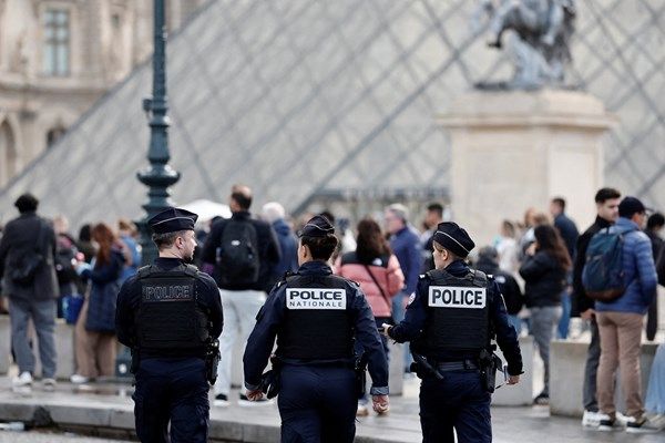متحف اللوفر في باريس يغلق أبوابه غداة عملية السرقة
