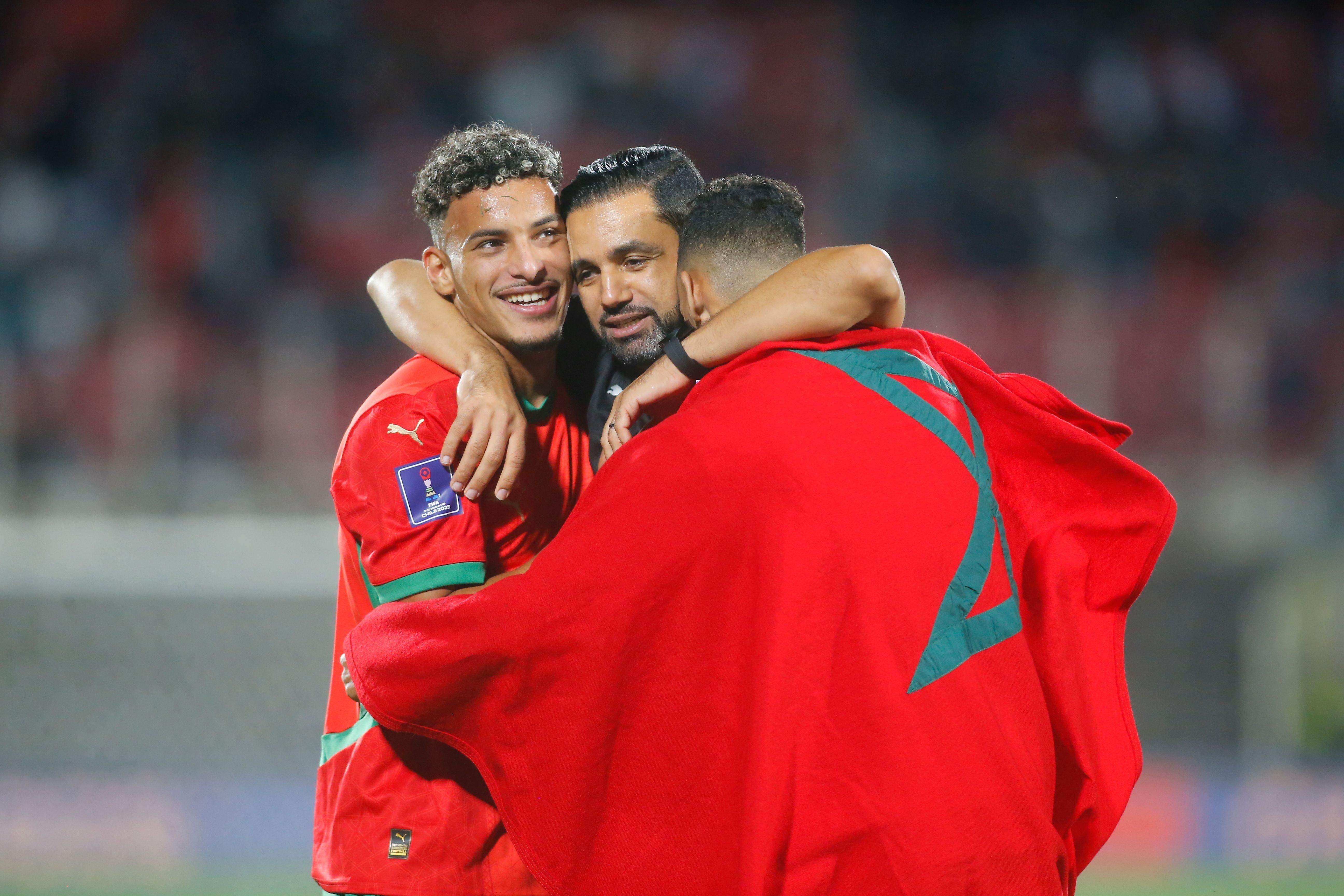 احتفال لاعبين مغاربة بعد الفوز في المباراة النهائية لكأس العالم للشباب تحت 20 سنة بين الأرجنتين والمغرب في سانتياغو، تشيلي، 19 أكتوبر 2025.