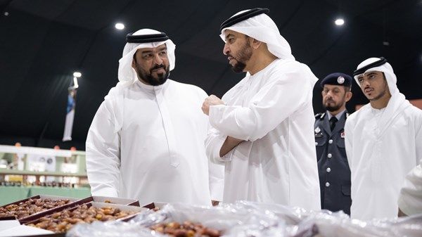 حمدان بن زايد يزور مهرجان ومزاد الظفرة للتمور