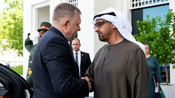 رئيس الدولة ورئيس وزراء سلوفاكيا يبحثان علاقات البلدين