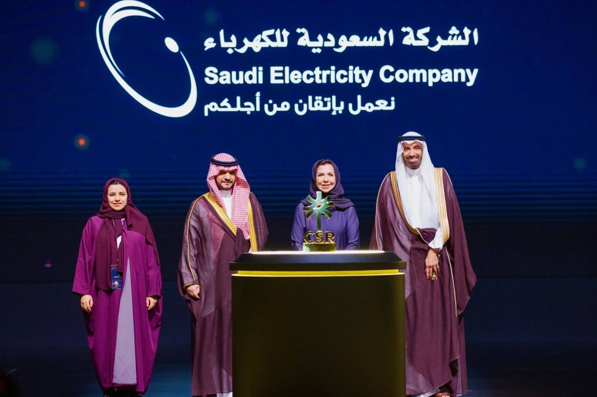 وزير الموارد البشرية يُكرّم “السعودية للكهرباء” بجائزة المسؤولية الاجتماعية، تقديرًا لريادتها في التنمية المجتمعية والبيئية