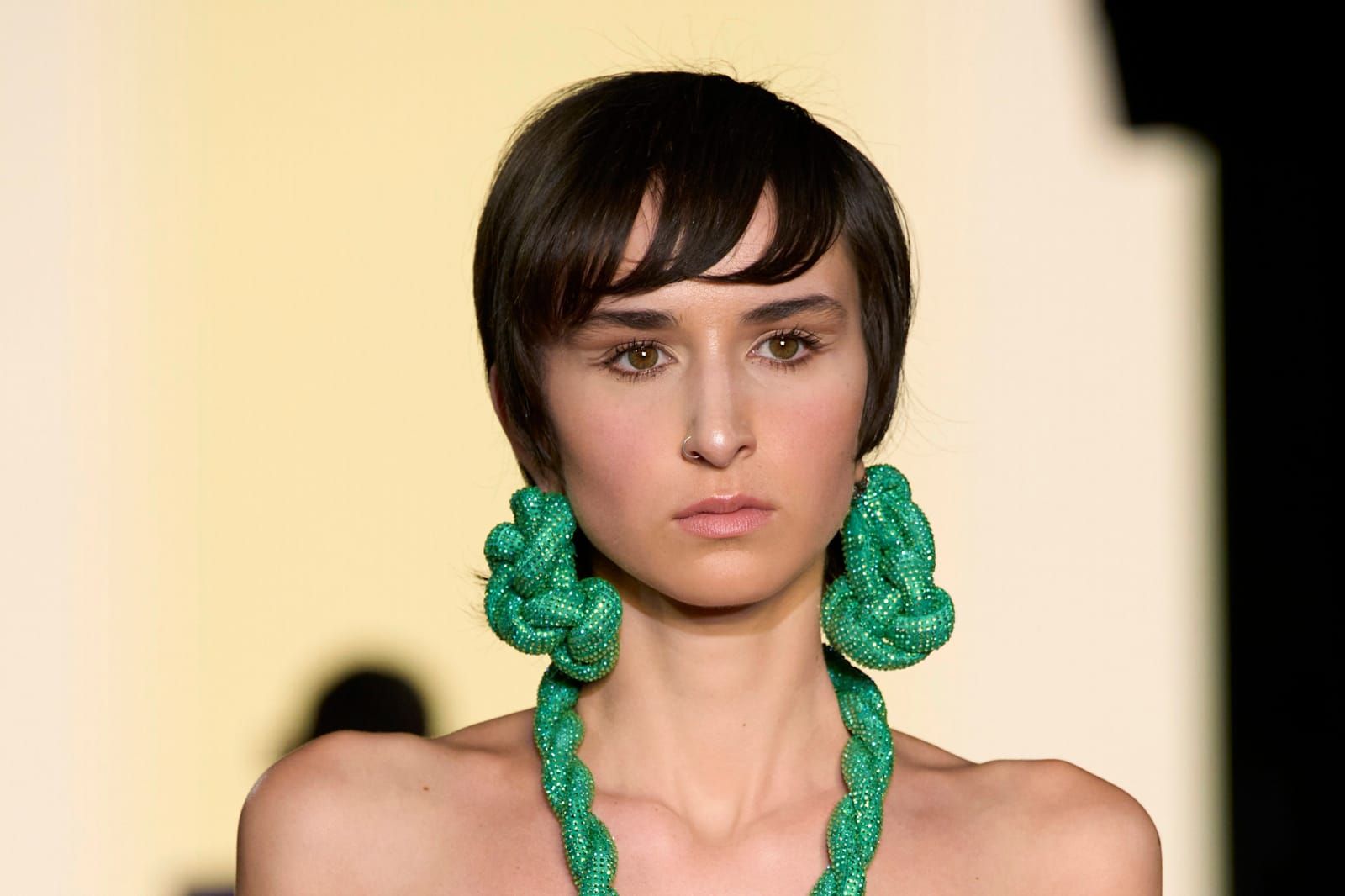 المكياج المناسب لفستان أخضر في المساء.. إطلالة ساحرة تلفت الأنظار