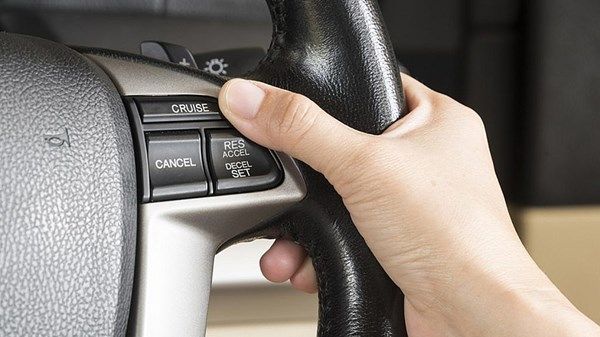 إنقاذ سائقة تعطّل مثبت سرعة مركبتها