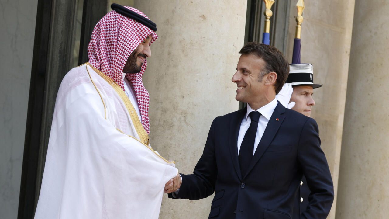 سمو ولي العهد والرئيس الفرنسي يبحثان هاتفيًا تطورات الأوضاع في قطاع غزة وجهود إنهاء الحرب