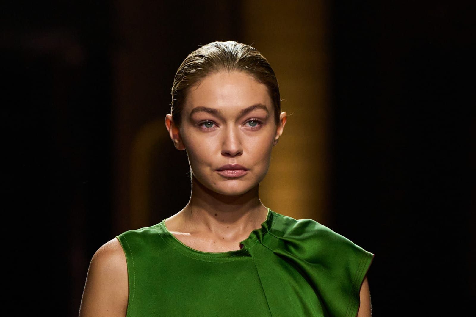 المكياج المناسب لفستان أخضر في المساء.. إطلالة ساحرة تلفت الأنظار