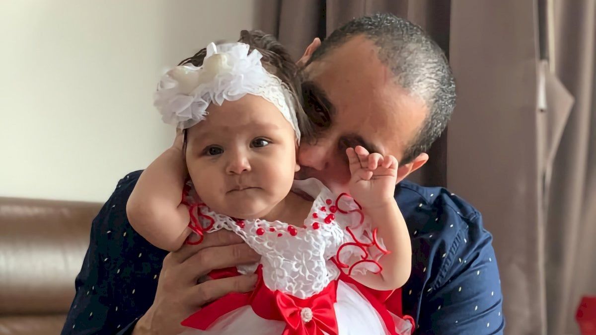 طيار بريطاني مسجون في كازاخستان قد يُفرج عنه بعد اعتراف صادم من زوجته السابقة