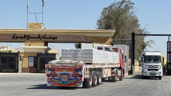 انطلاق 400 شاحنة مساعدات من مصر إلى غزة