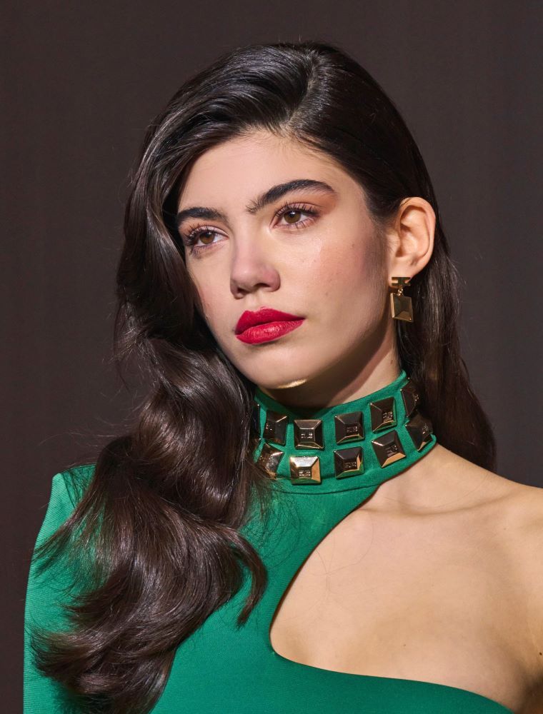 المكياج المناسب لفستان أخضر في المساء.. إطلالة ساحرة تلفت الأنظار