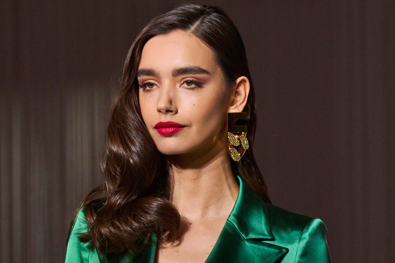 المكياج المناسب لفستان أخضر في المساء.. إطلالة ساحرة تلفت الأنظار