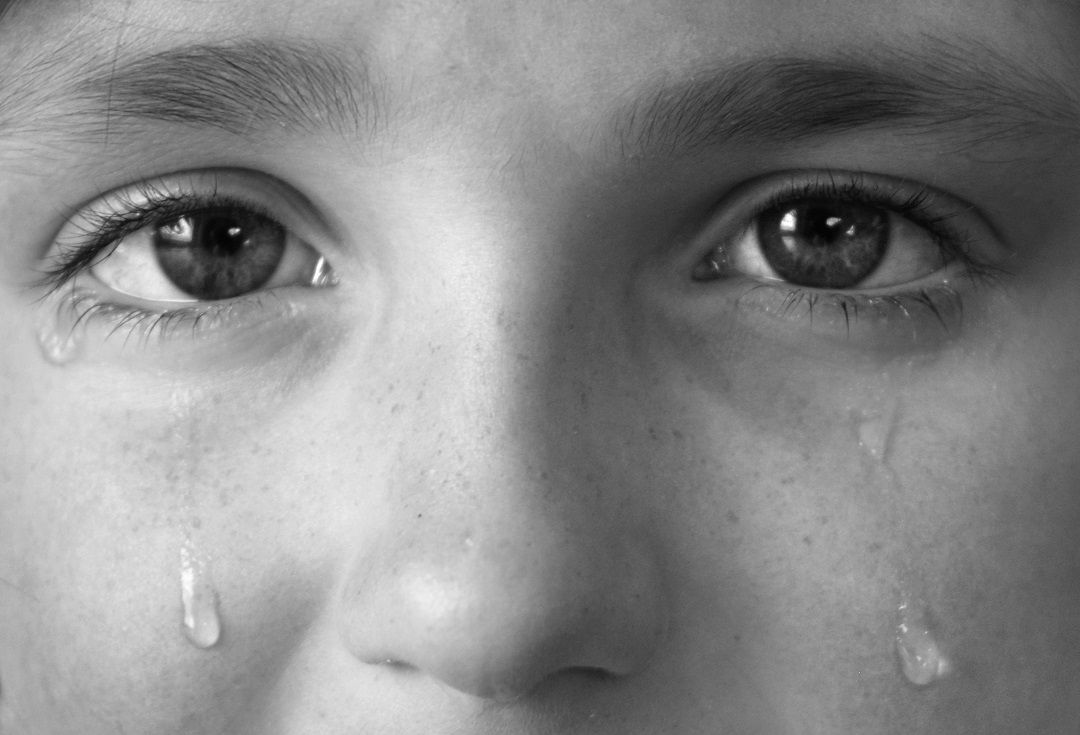 كيفية إخبار الطفل بوفاة شخص يحبه دون أن ينهار... 4 خطوات