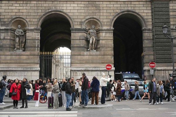 "متحف اللوفر" في باريس يفتح أبوابه بعد حادثة السرقة