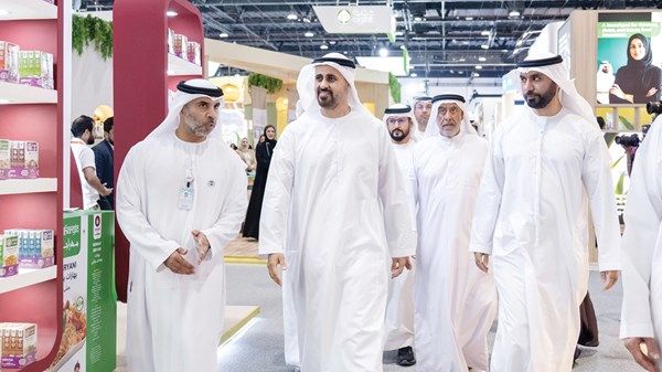 ذياب بن محمد بن زايد يشهد جانباً من فعاليات الأسبوع العالمي للغذاء 2025