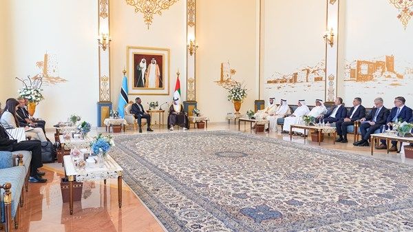 حاكم رأس الخيمة يستقبل رئيس جمهورية بوتسوانا ويستعرضان مجالات التعاون