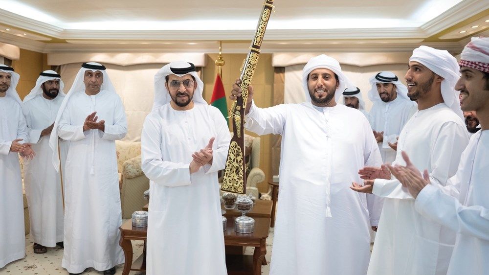 حمدان بن زايد يشهد جانباً من فعاليات مهرجان الظفرة لسباقات الهجن ويتوّج الفائزين في أشواط الرموز