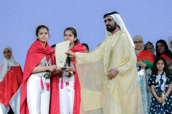 محمد بن راشد يهنئ التوأم بيسان وبيلسان كوكة من تونس على الفوز بالمركز الأول في تحدي القراءة العربي