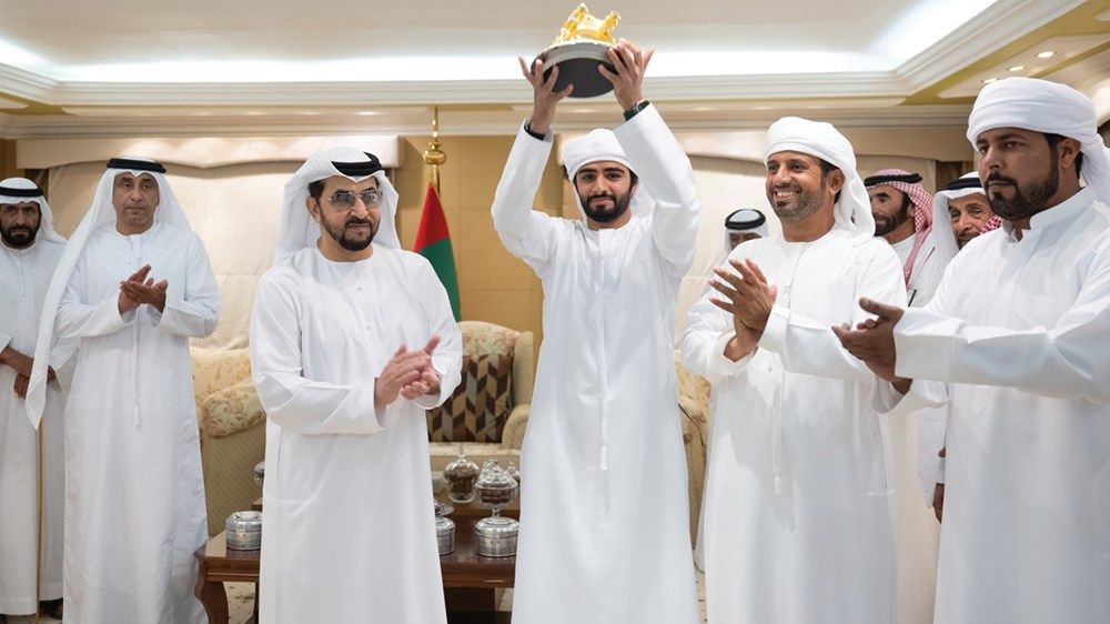 حمدان بن زايد يشهد جانباً من فعاليات مهرجان الظفرة لسباقات الهجن ويتوّج الفائزين في أشواط الرموز