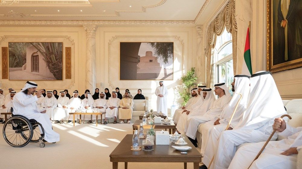 هزاع بن زايد يستقبل الشيوخ والمسؤولين والمواطنين في برزة قصر المقام في منطقة العين