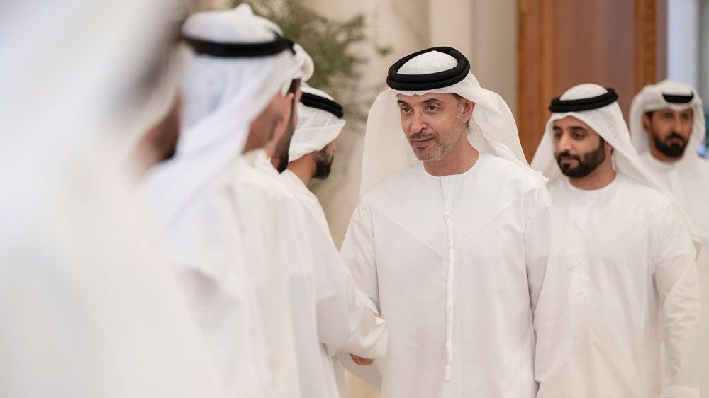 هزاع بن زايد يستقبل الشيوخ والمسؤولين والمواطنين في برزة قصر المقام في منطقة العين