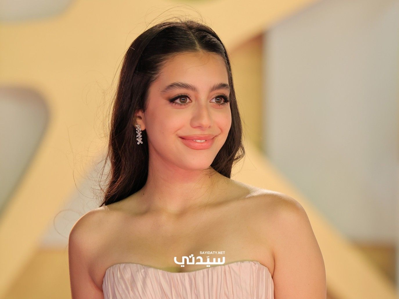 صيحات جمالية من وحي نجمات الجيل زد.. إطلالات طبيعية بأسلوب عصري