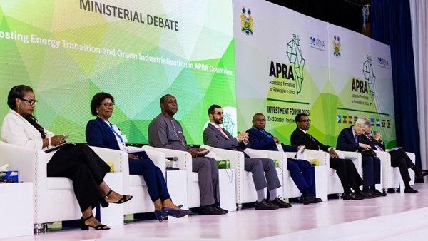 الإمارات تؤكد التزامها بالشراكة مع أفريقيا للتحول نحو الطاقة النظيفة والتصنيع الأخضر خلال منتدى الاستثمار