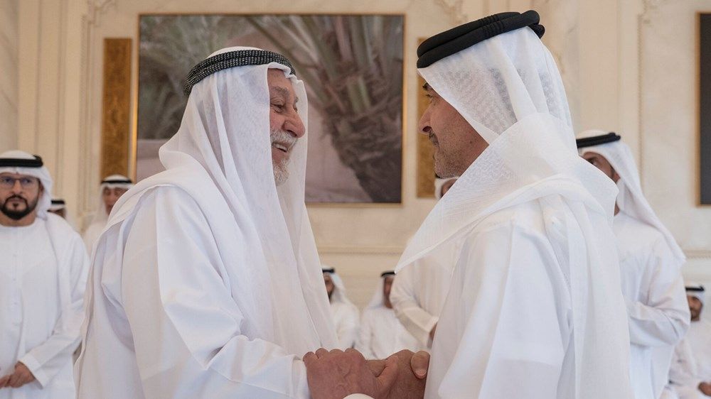هزاع بن زايد يستقبل الشيوخ والمسؤولين والمواطنين في برزة قصر المقام في منطقة العين