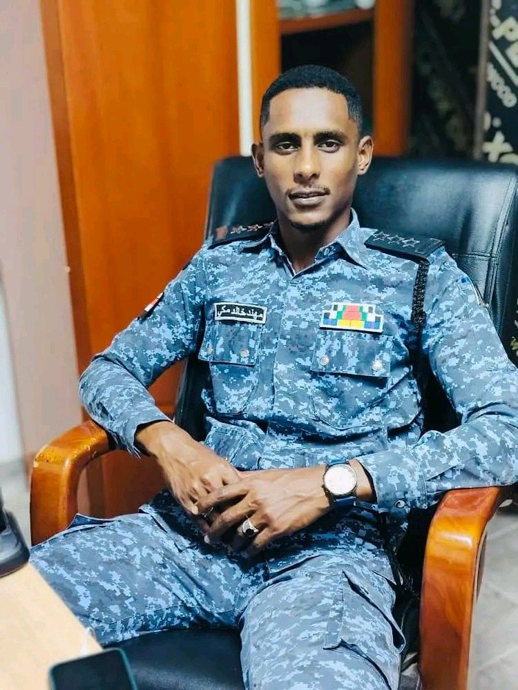 شاهد بالصورة.. ترقية “مهند” شقيق الفنان المثير للجدل شريف الفحيل لرتبة “نقيب” بالشرطة والجمهور: (سبحان الله البطن بطرانة)