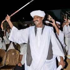 شاهد بالفيديو.. “كيكل” يرقص بالسيف مع مطرب ربابة تغزل في قواته ومساهماتها الكبيرة