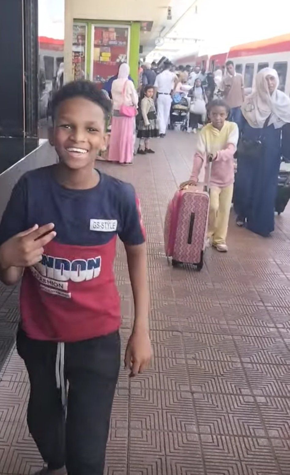 بالصورة والفيديو.. من أمام محطة القطارات في مصر.. شاهد فرحة طفل سوداني بعودته لوطنه ومسقط رأسه بالجريف شرق
