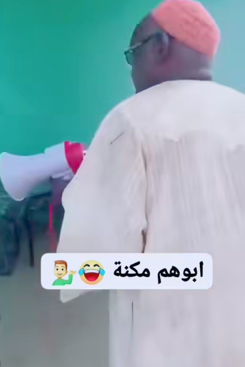شاهد بالصورة والفيديو.. مستعيناً بــ”ميكروفون” بائع الخضار.. أب سوداني يوقظ أبنائه الشباب من النوم بطريقة طريفه وأحدهم يستيقظ مندهشاً وينفجر بالضحك