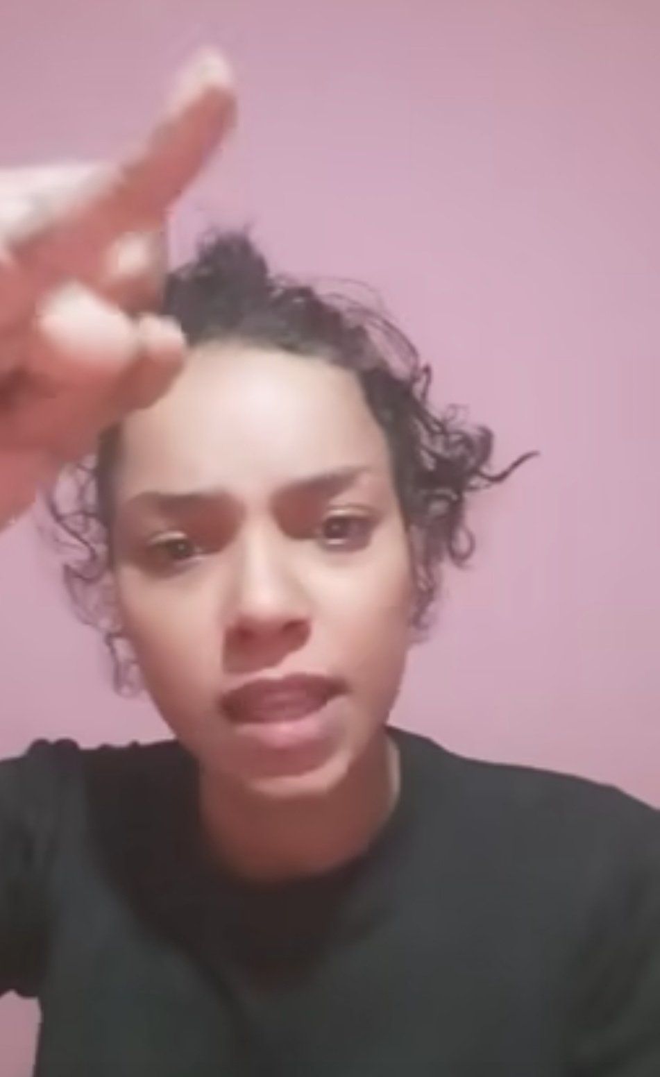 شاهد بالصورة والفيديو.. فتاة سودانية تبكي على الهواء وتثير تعاطف الآلاف: (تعرضت للتحرش من والدي ومن أقرب الناس.. والدتي تزوجت 7 مرات وفي كل مرة تطردنا من المنزل أنا وأبني وبسببها أصبحت أتعاطى المخدرات)
