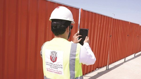 «بلدية أبوظبي» تدعو شركات المقاولات للالتزام باشتراطات الأسوار المؤقتة