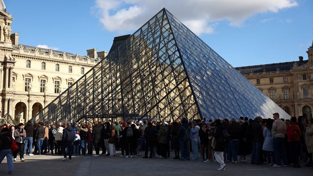 توقيف رجلين على خلفية عملية السطو على متحف اللوفر