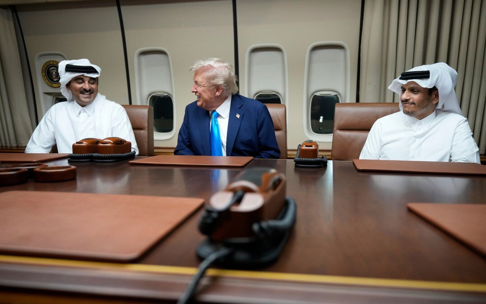 ماذا حدث في اجتماع الطائرة بين تميم وترامب؟ (فيديو)
