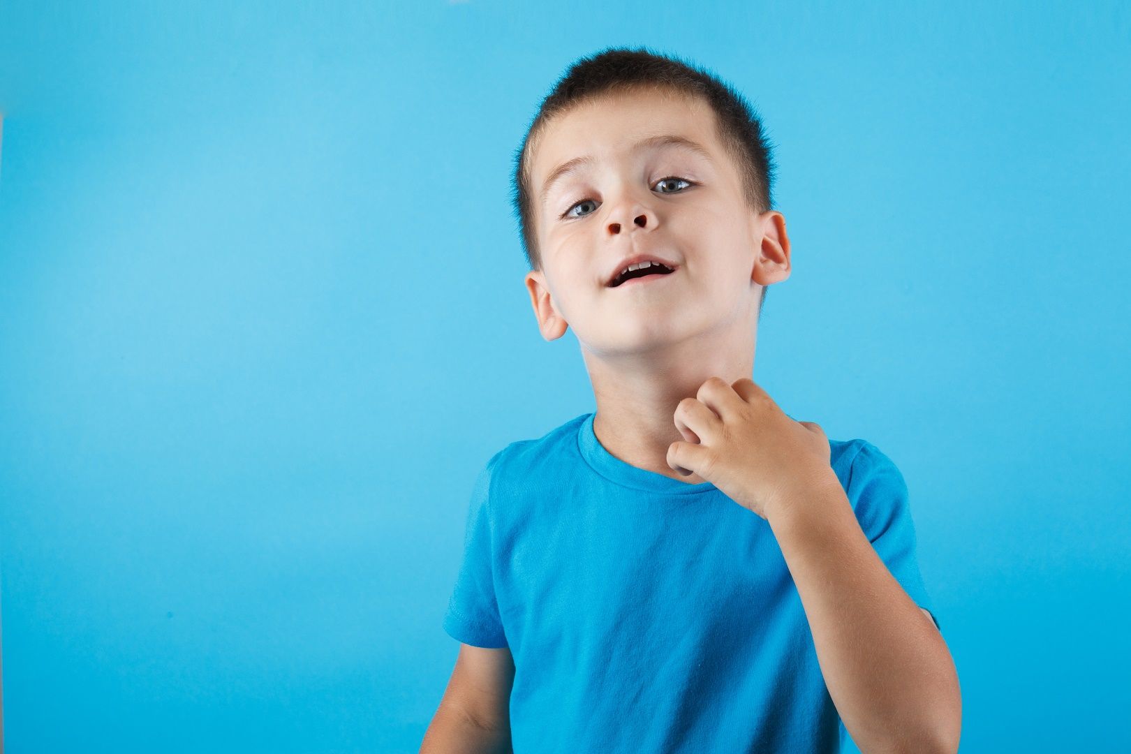 كتل العنق عندَ الأطفال.. أسبابها ومتى يجب أن تقلقي؟