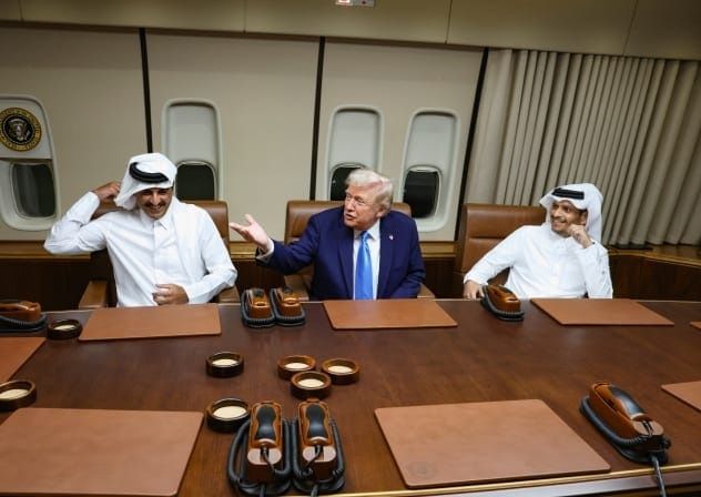 ماذا حدث في اجتماع الطائرة بين تميم وترامب؟ (فيديو)