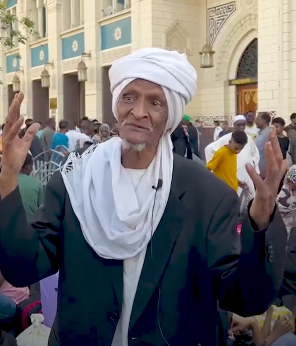 شاهد بالصورة والفيديو.. مُسن سوداني يودع مصر بالدموع ويصف أهلها بالحلوين والكريمين والجمهور المصري يرد: (دموعك غالية علينا يا حاج والسودان ومصر بلد واحدة)