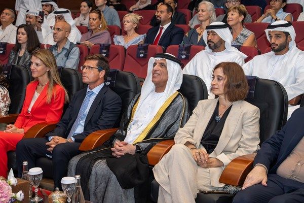 سعود بن صقر يشهد العرض الخاص لفيلم «بُناة قصر الحمراء»