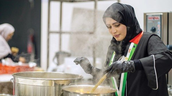 عروض طهي حية في «الظفرة للتمور» تعكس الموروث الإماراتي