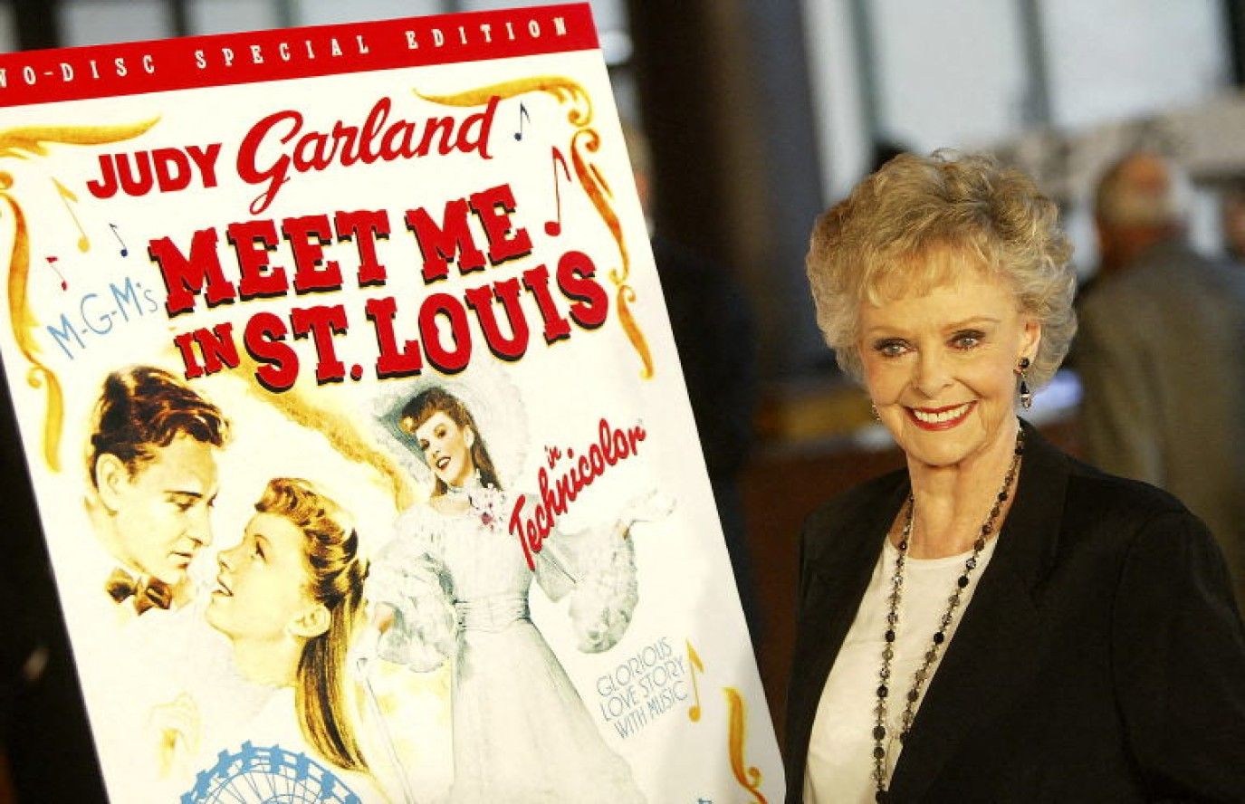 وفاة النجمة العالمية جون لوكهارت عن عمرٍ ناهز 100 عامًا