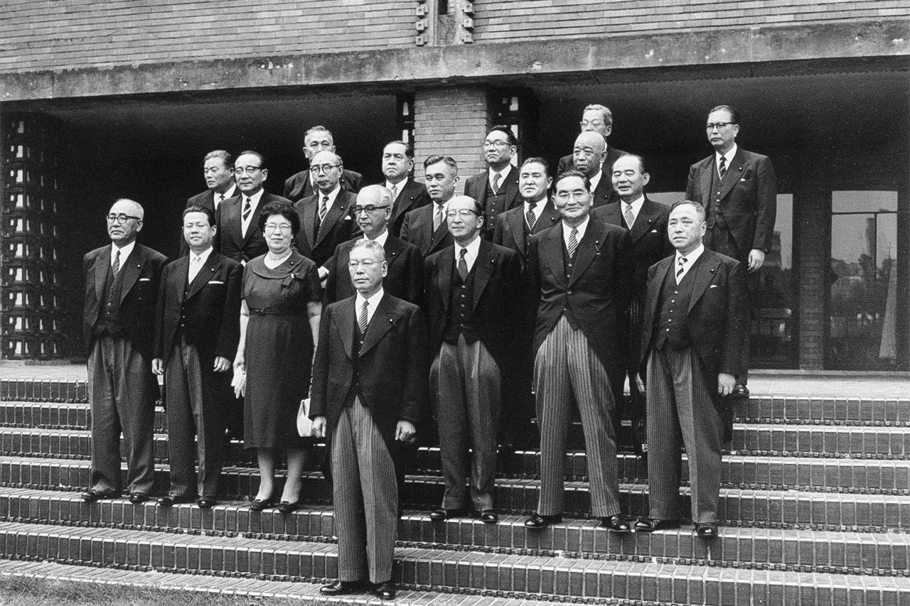 ناكاياما ماسا، أول وزيرة في اليابان، تظهر على الدرجة الثالثة من اليسار في الصف الثاني (© جيجي برس).