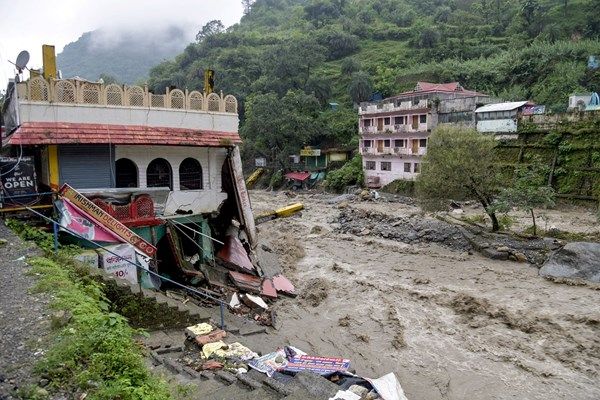 الهند تجلي عشرات الآلاف مع اشتداد إعصار "مونتا"