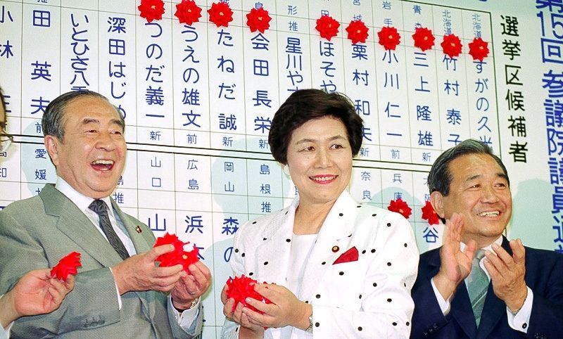 دوي تاكاكو تظهر مبتسمة بعد أن حقق الحزب الاشتراكي الياباني زيادة كبيرة في عدد مقاعده في انتخابات مجلس المستشارين بتاريخ 23 يوليو/تموز عام 1989 (© جيجي برس).