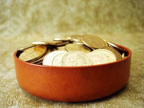 الذهب ينخفض بنحو 3% ليحوم حول حاجز 4000 دولار