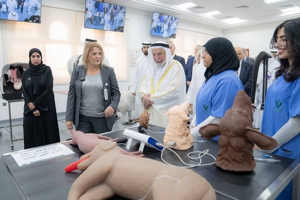 حاكم الشارقة يشهد حفل المعطف الأبيض .. ويفتتح مختبرات كلية الطب البيطري في جامعة الذيد