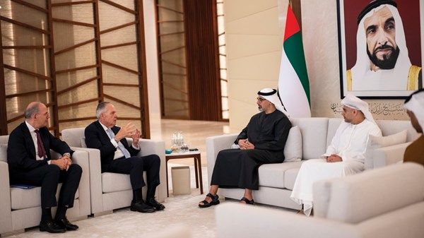 خالد بن محمد بن زايد يلتقي رئيس مجلس الإدارة والرئيس التنفيذي لشركة "ستيت ستريت" لإدارة الأصول المالية