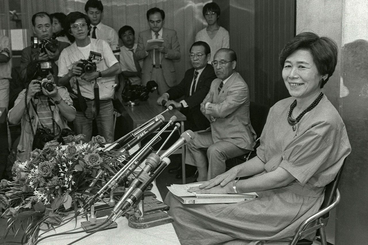 دوي تاكاكو (على اليمين) تجيب على الأسئلة بصفتها زعيمة الحزب الاشتراكي الياباني (© رويترز).