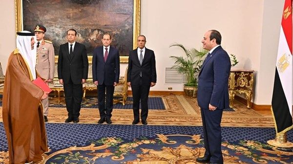 سفير الإمارات يقدم أوراق اعتماده إلى الرئيس المصري