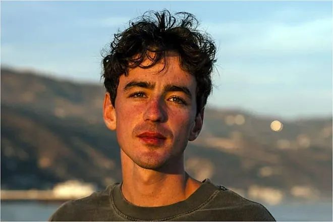 رحيل مفاجئ لمؤثّر يبلغ من العمر (خمسة وعشرين عامًا) بعد مكالمة هاتفيّة مع حبيبته