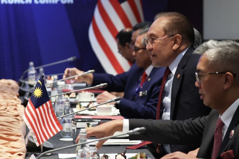 أنور إبراهيم يدعو إلى الحوار في قمة شرق آسيا